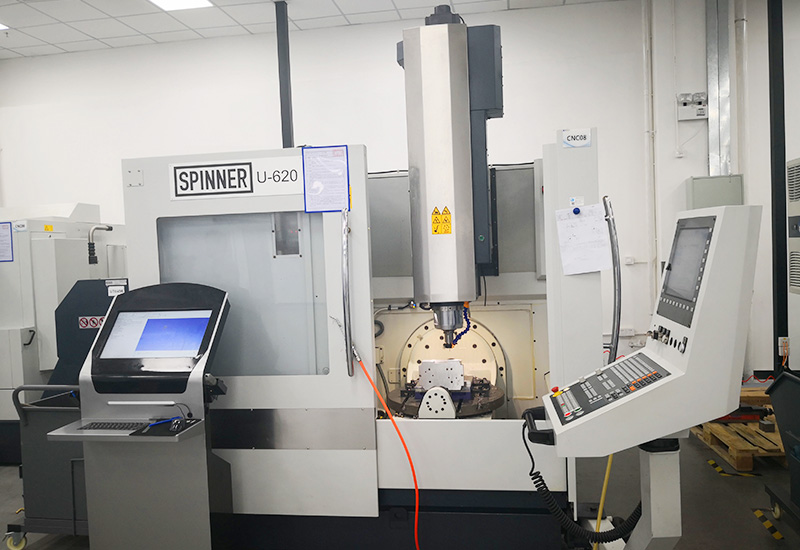 SPINNER U-620 5 Axis Machine Center